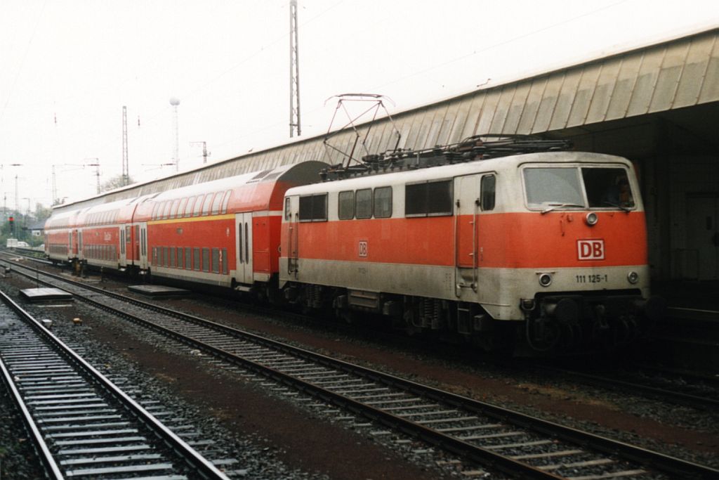 111 125-1 mit RE 2 Haard Express 12012 Mnster-Essen auf Mnster Hauptbahnhof am 28-10-2000. Bild und scan: Date Jan de Vries. 

