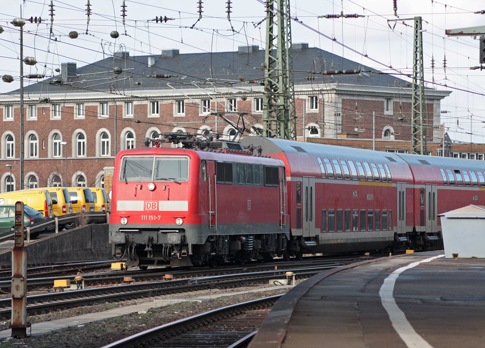 111 151-7 mit dem RE10431 nach Dortmund bei der Ausfahrt in Aachen Hbf 28.3.10