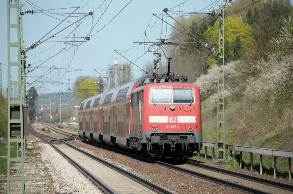 111 167 am 09.04.11 mit einer RE nach Nrnberg am B Reisgang/Pfaffenhofen