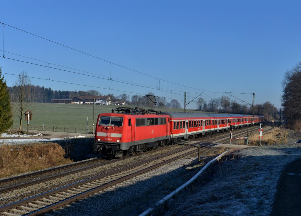111 167 mit einem RE nach Salzburg Hbf am 05.03.2013 am B Vogl.