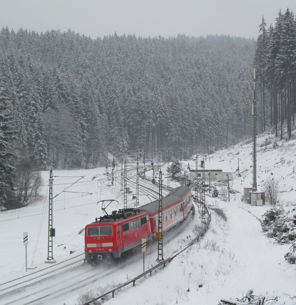 111 182-2 schiebt am 28. Januar 2012 eine Regionalbahn von Saalfeld nach Bamberg bei Frtschendorf durch den Frankenwald.