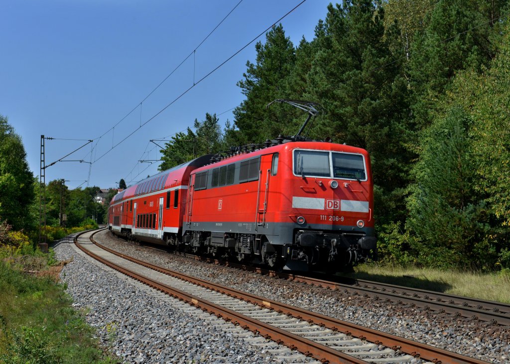 111 206 schiebt einen RE nach Nrnberg Hbf am 23.08.2012 durch Laaber.
