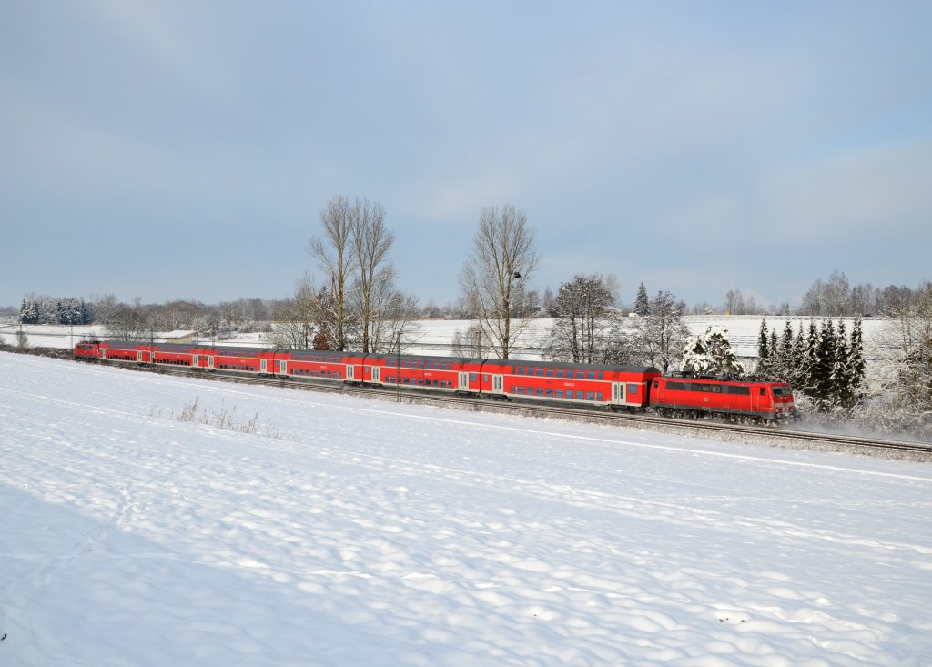 111 209 mit einem RE am 19.01.2013 bei Langenisarhofen.