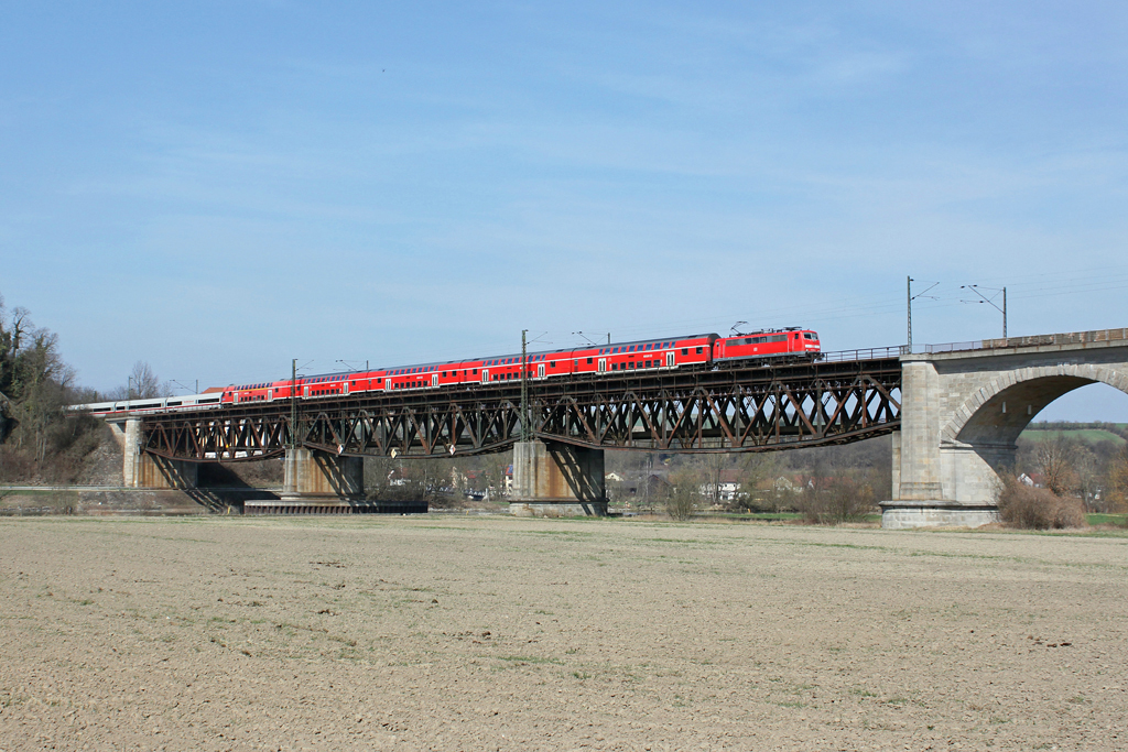 111 220 mit RE 4259 am 28.03.2012 bei Regensburg Prfening.