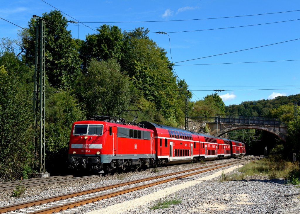 111 221 mit einem RE nach Augsburg am 06.09.2011 bei Mhren.