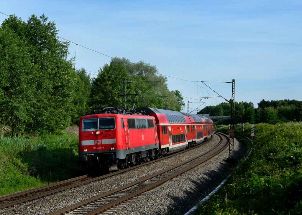 111 225 mit einem RE nach Salzburg Hbf am 29.05.2011 unterwegs bei Gutmart.