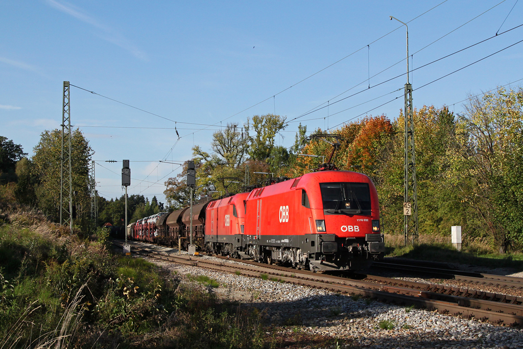 1116 032 + 1016 047 mit einem gemischten Gterzug am 06.10.2012 in Aling.