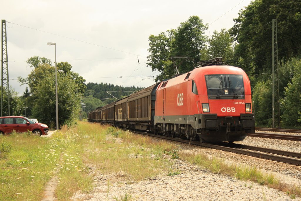 1116 175 mit einem Gterzug am 30.07.2010 in Aling.