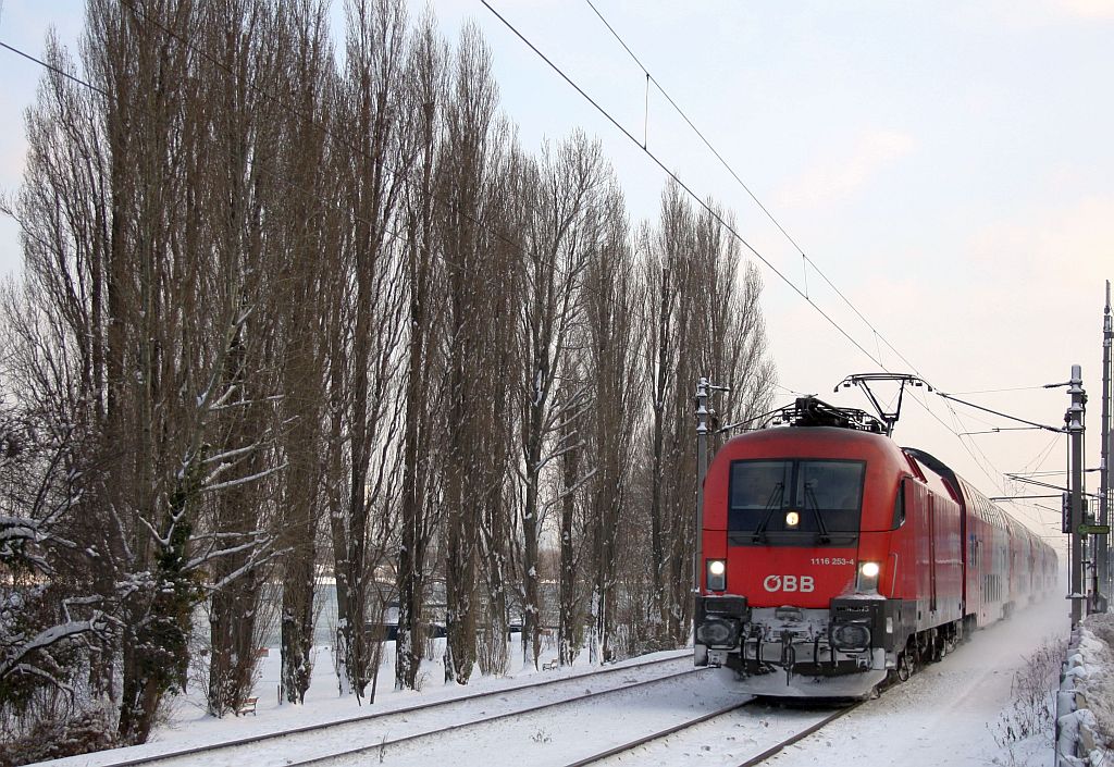 1116 253-4 ist mit dem Waldviertel-Express 2108 am Wiener Donauufer nach Ceske Velenice unterwegs. 04.12.10