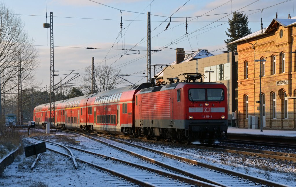 112 116 erreicht am 12.01.13 mit einem RE aus Falkenberg/Elster den Bahnhof Ludwigsfelde. 