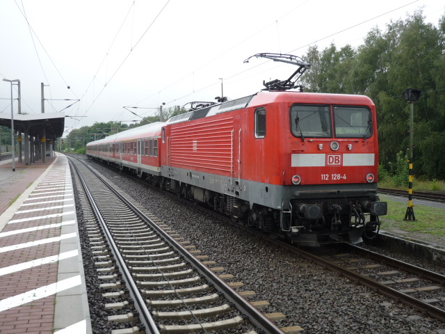 112 128-4 steht als RE 14615 nach Hannover Hbf. im Bahnhof Gifhorn bereit.