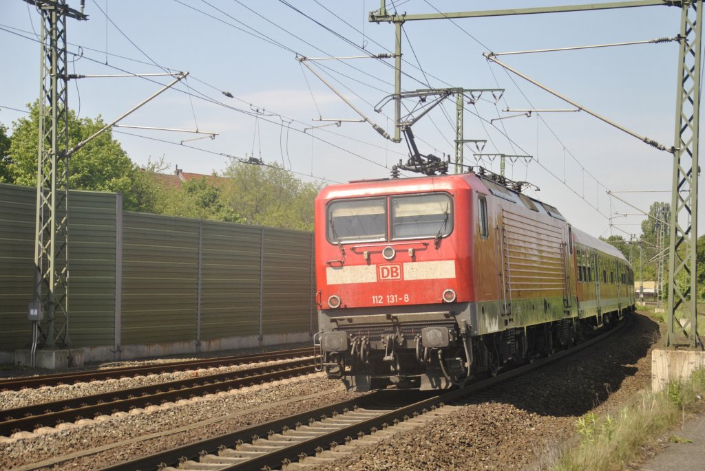 112 131-8, schiebt einen RE am 07.05.2011 von Lehrte nach Hannover.