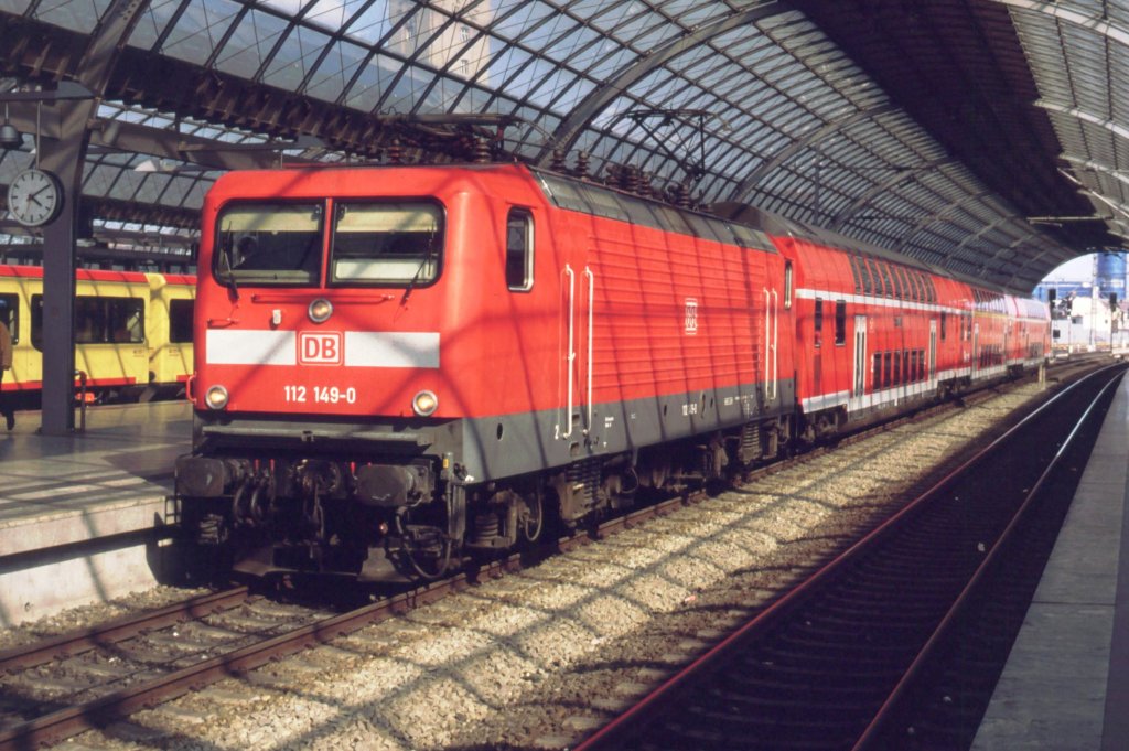 112 149-0 Berlin-Spandau April 2000, durch das Hallendach ist der Spandauer Rathausturm zu sehen