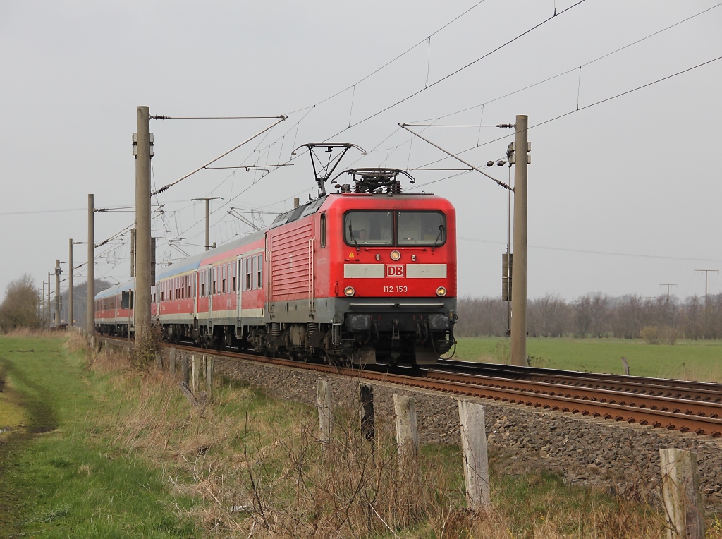 112 153 zieht den Schleswig-Holstein-Express gen Hamburg. Aufgenommen am 11.04.2012 bei Westerlangstedt.