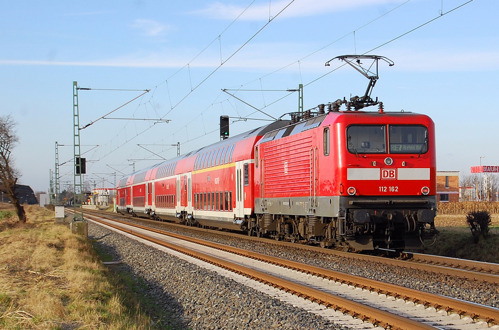  112 162 schiebt hier einen Dostockzug der Linie RE7 von Rheine nach Krefeld. Der Zug ist hier unweit von Allerheiligen  abgelichtet. 27.1.2012