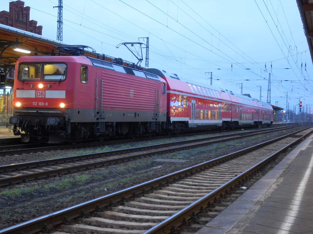 112 169 mit einem RE aus Halle/Saale am 20.01.2011 in Stendal.