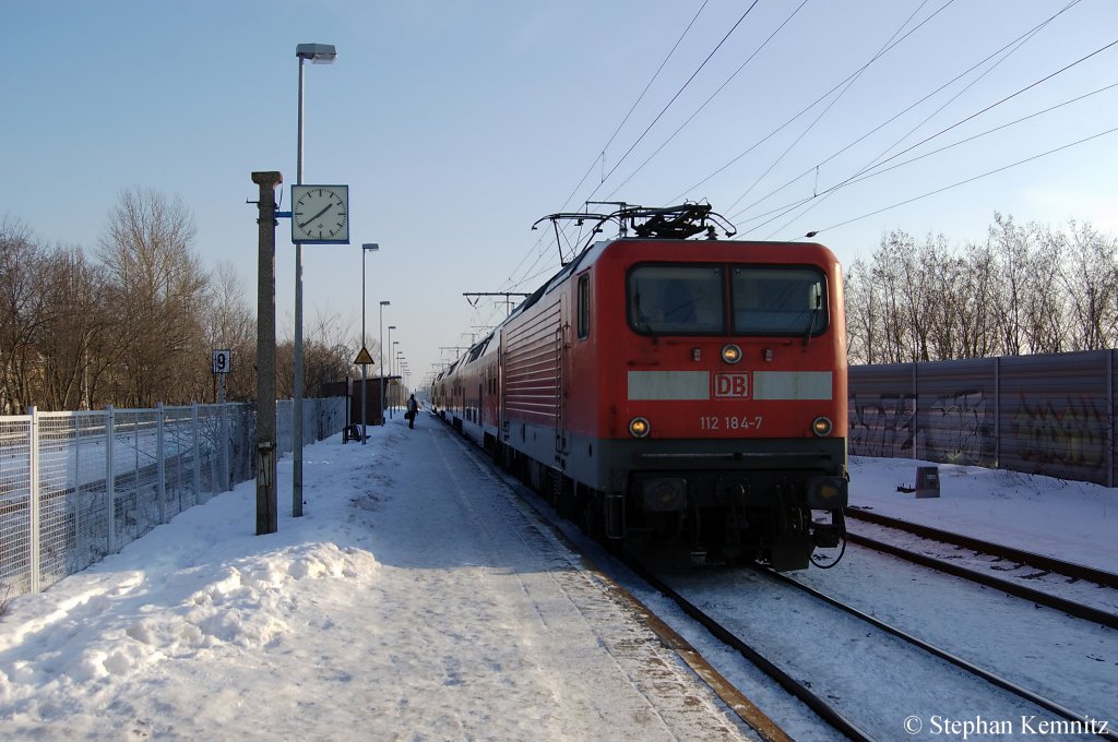 112 184-7 mit dem RE2 (RE 37412) nach Rathenow bei der Einfahrt in den Haltepunkt Berlin-Karlshorst. Dieser Umlauf werden ohne RE160 Dostos gefahren. 05.01.2011