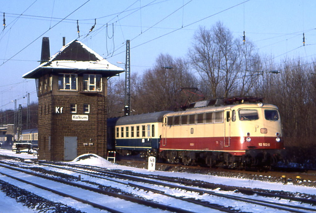 112 502 am 10.02.1985 bei Kalkum (Strecke Duisburg - Dsseldorf).