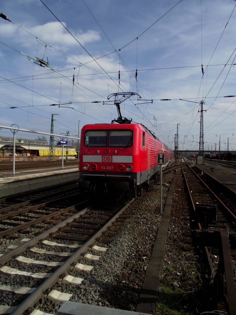 114 007 verlsst Hanau Hbf mit RE nach Fulda am 22.03.13