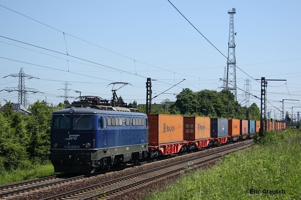 1142 635 mit einem Containerzug am 5.6.10 in Ahlten.