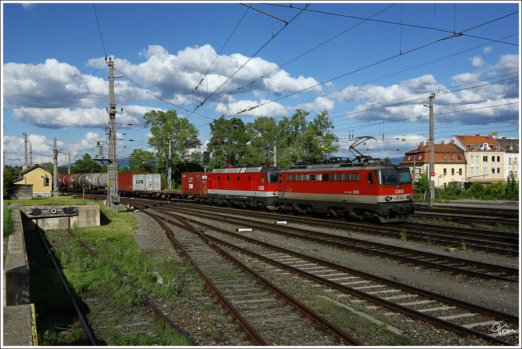 1142 663 und 1144 094 rollen mit einem Gterzug durch Judenburg. 
15.5.2013