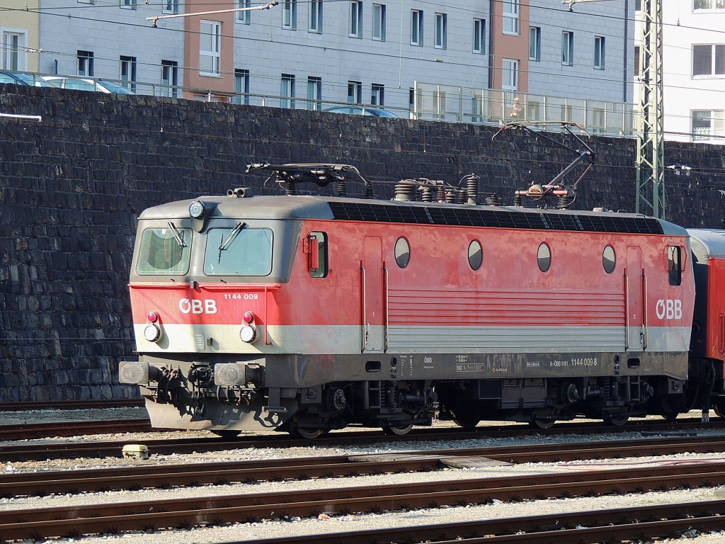 1144 009-8 wartet in Passau-Hbf auf den nchsten Einsatz; 130316