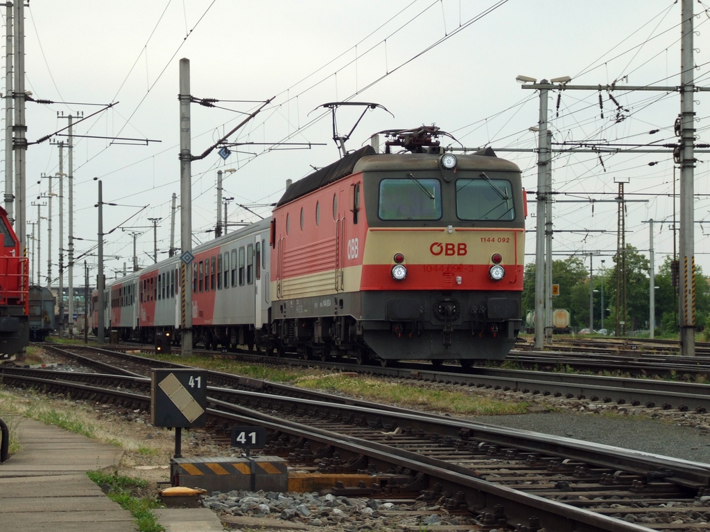 1144 092 am R 3027 Attnang-Puchheim – Linz Hbf bei der Ausfahrt aus Wels Hbf. [20.05.12]