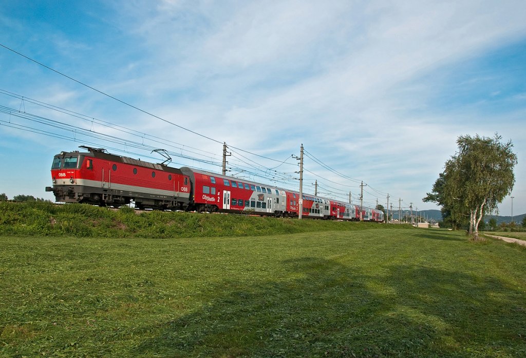 1144 104 mit REX 7128 nach Krems an der Donau. Langenlebarn, am 20.08.2010.