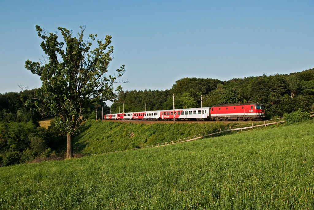 1144 204 schiebt den R 2035 nach Wien Westbhf. Eichgraben-Altlengbach, am 20.07.2010.