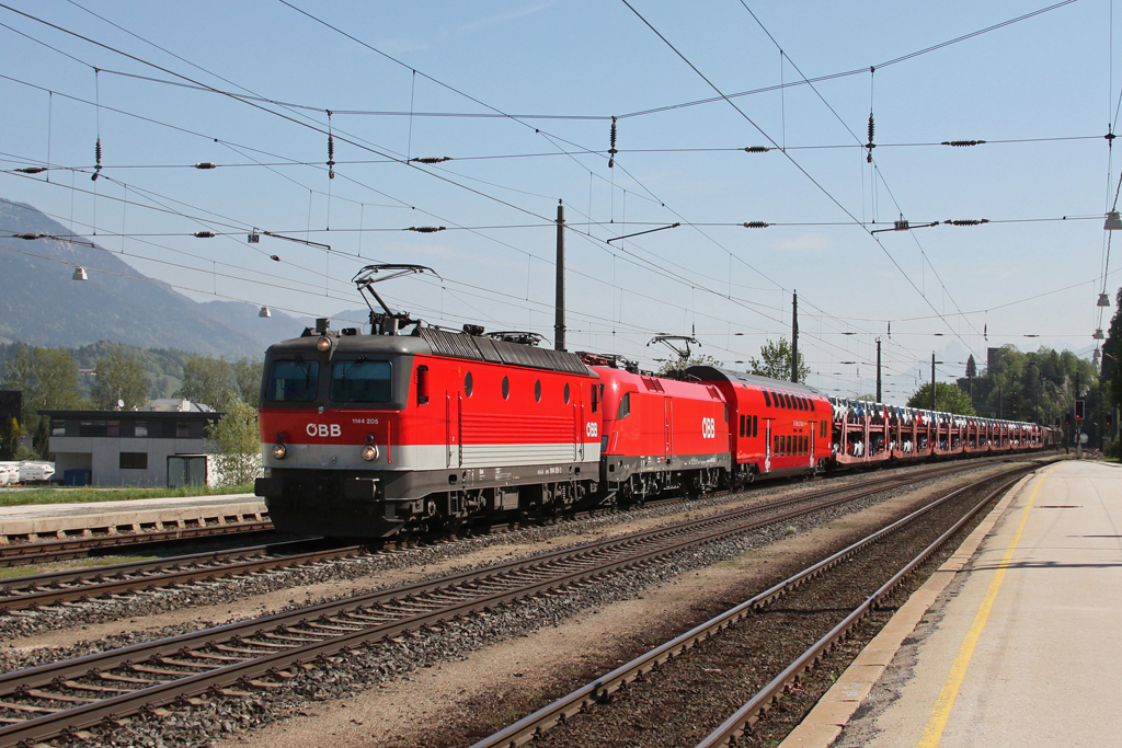 1144 205 und 1016 012 befrdern am 23.04.2011 einen Gterzug durchs Inntal Richtung Innsbruck. Hinter den Loks befindet sich ein Doppelstockwagen mit der Aufschrift „Sihltal Bahn“. Aufgenommen in Brixlegg.