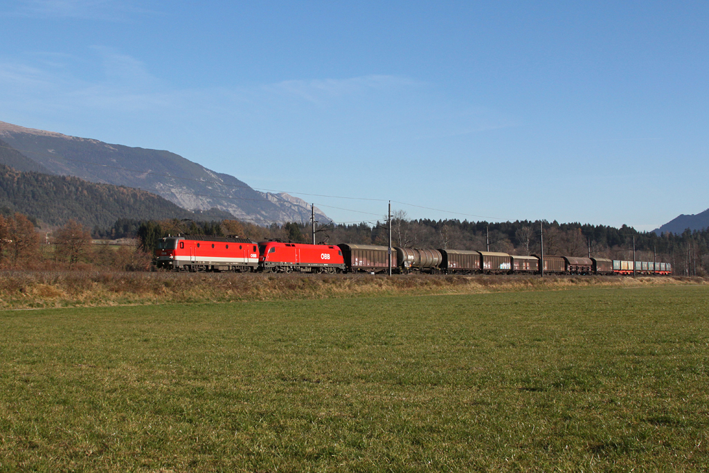 1144 208 und 1016 019 mit einem gemischten Gterzug am 19.11.2011 bei Terfens im Inntal.