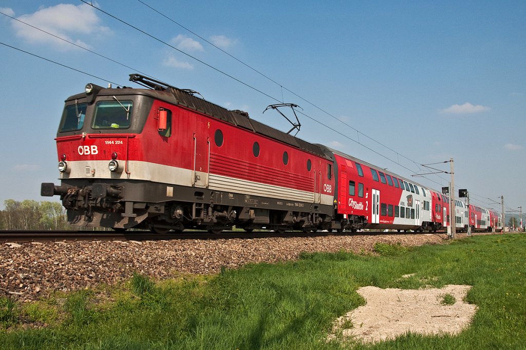 1144 224 ist mit R 7198 von Wien FJB nach Krems/Donau unterwegs. Die Aufnahme entstand am 25.04.2013 bei Langenlebarn.