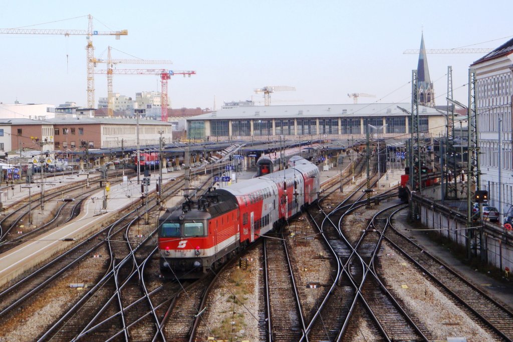 1144 285-2 fhrt mit REX 1625 in Wien Westbahnhof ein. (29.12.09)