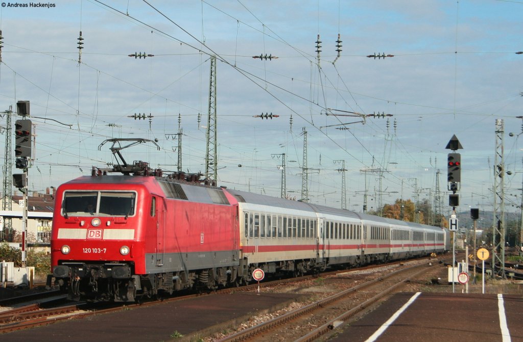 120 103-7 und 101 034-7  In Form  mit dem IC 2100 (Nrnberg Hbf-Basel SBB) bei der Einfahrt KArlsruhe HBf 28.10.10