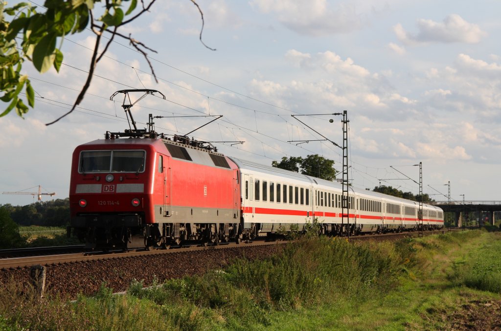 120 114 schiebt den IC 2295 von Frankfurt(Main)Hbf nach Mnchen Hbf.Augenommen am 24.08.10 bei Ltzelsachsen.