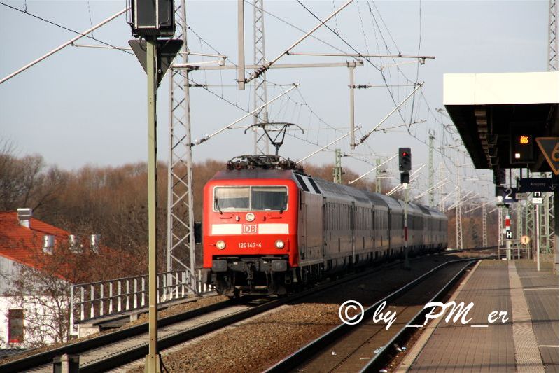 120 147-4 hatte ungarische Schnellzugwagen am Haken als sie am 3. Mrz 2012 den Bahnhof Nauen durchfuhr