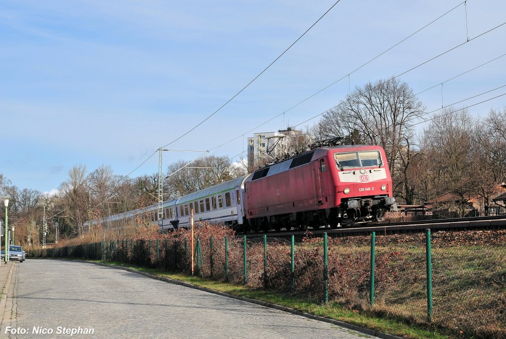 120 148-2 passiert mit EC 341  Wawel  die Betriebswerkstatt der U-Bahn am Olympiastadion (Berlin-Ruhleben 01.04.10) 