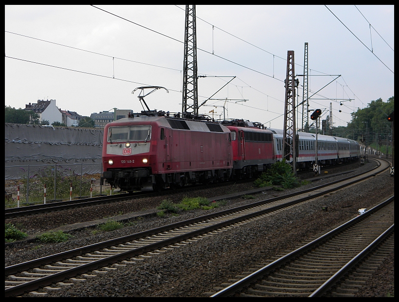 120 148 mit 115 xxx und einem sehr langem PbZ bei der Durchfahrt durch Dsseldorf Zoo