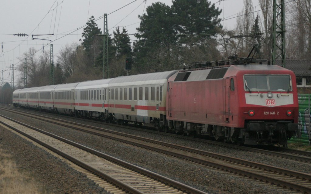 120 148 schiebt am 5.3.11 den IC 2151 durch Dsseldorf-Angermund