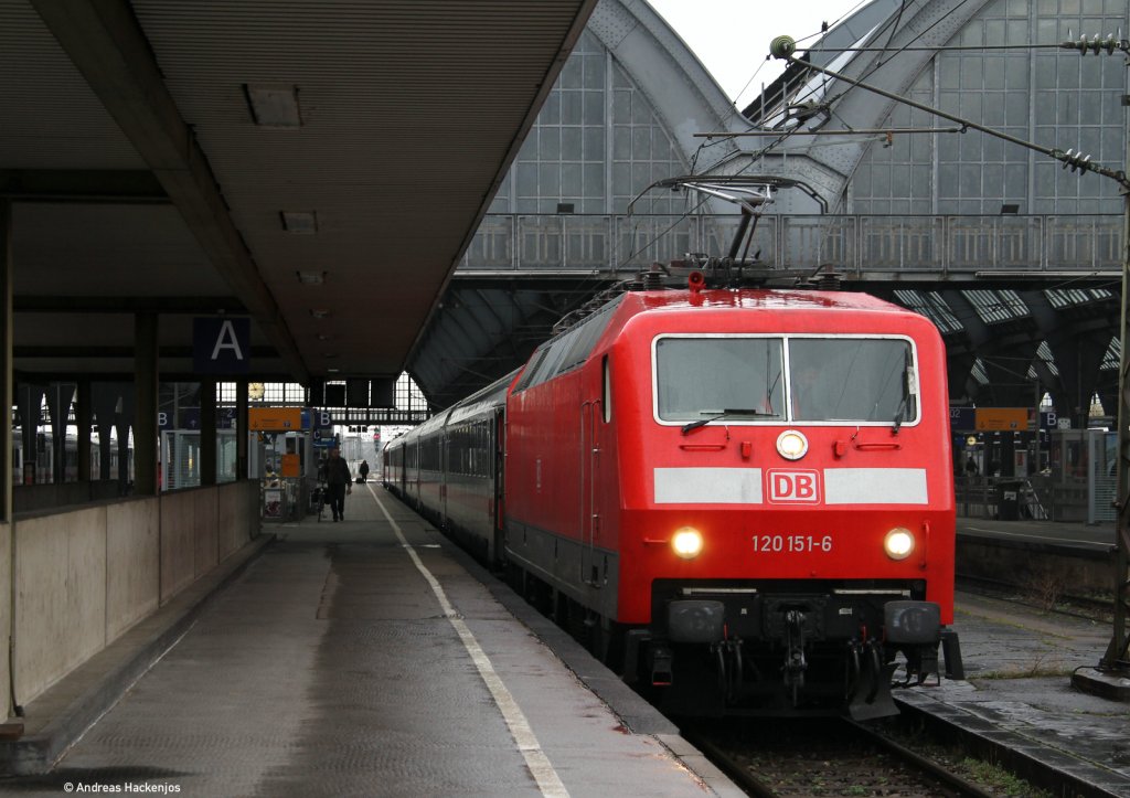 120 151-6 und 101 143-6 mit dem IC 2374 (Karlsruhe Hbf-Hamburg Altona) am Startbahnhof 19.3.11