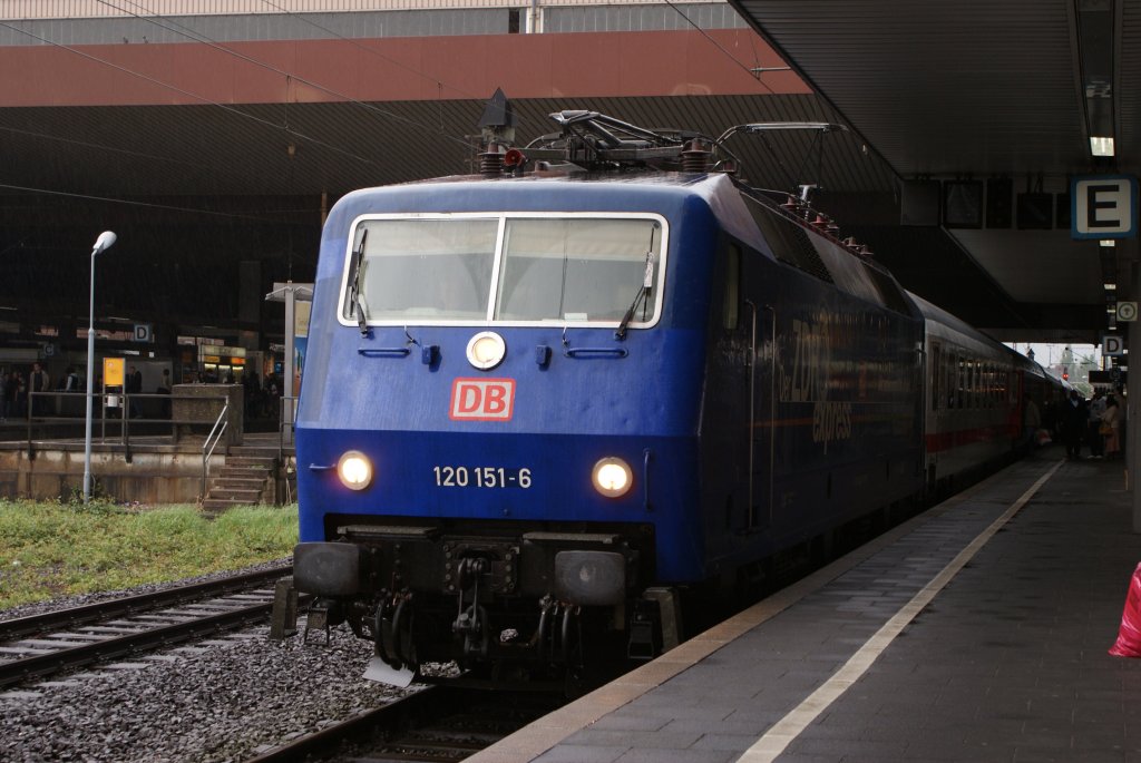 120 151-6 mit einem Intercity in Dsseldorf Hauptbahnhof am 02.05.2010