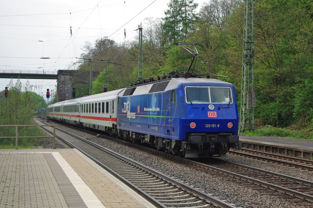 120 151-6 schob am 09.05.2010 ihren IC in Richtung Kassel durch Eichenberg. So Umleiterverkehr-Wochenenden knnen durchaus ihren Reiz haben, zumindest fr uns Fotografen ;)