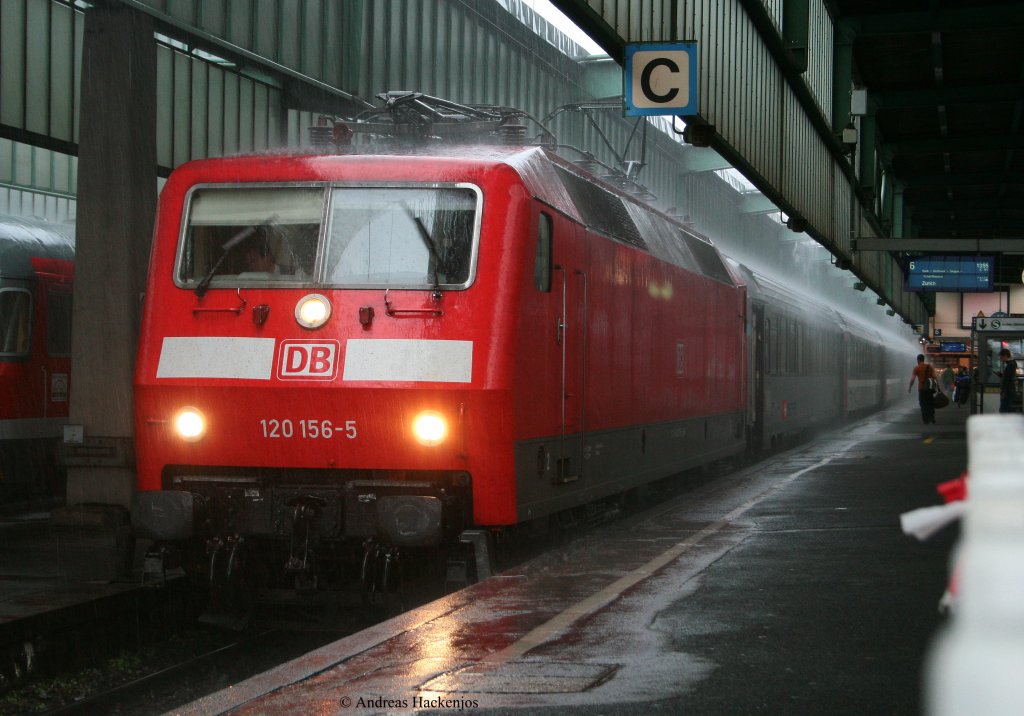 120 156-3 mit IC 187 (Stuttgart Hbf-Zrich HB) wartet auf die  Ausfahrt im Startbahnhof 29.7.10
