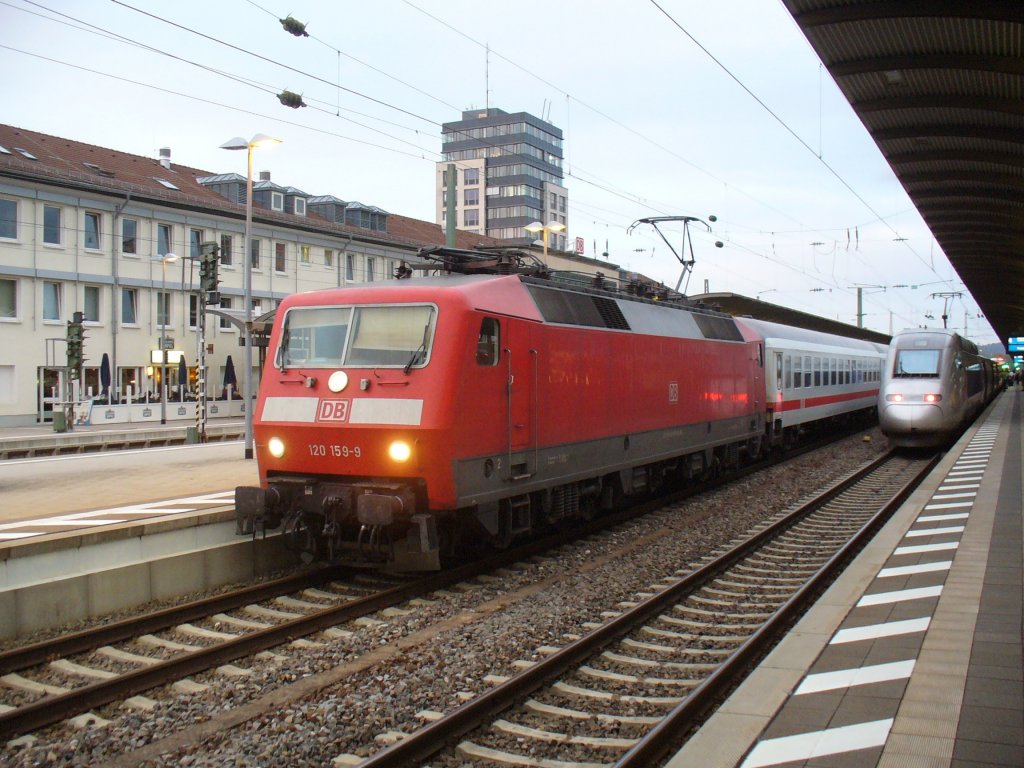 120 159-9 steht mit dem IC 2052 Stuttgart - Saarbrcken zusammen mit TGV 9557 Paris Est - Frankfurt am 13.09.2 Kaiserslautern