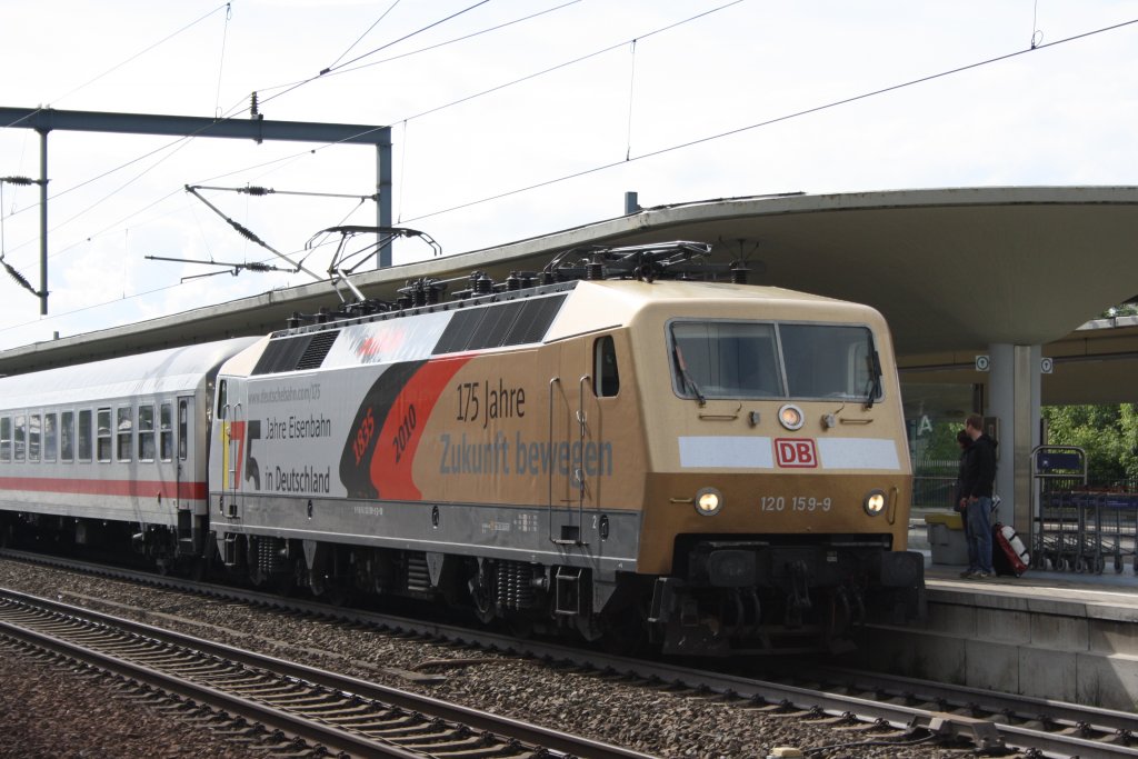 120 159 zog am 30.05.2010 den IC 1924 von Frankfurt nach Berlin hier in Wolfsburg HBF