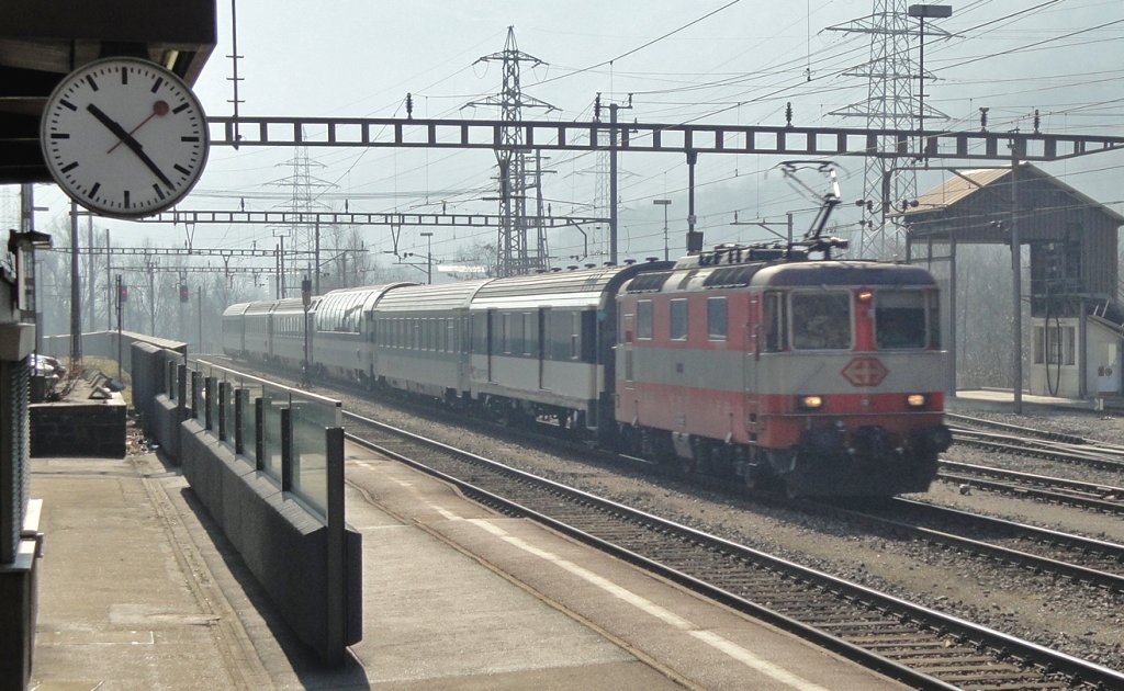 12.03.2010 - Vormittag: Die Re 4/4  11109 durchfhrt am 12.03.2010 den Bahnhof Bodio mit einem IR.