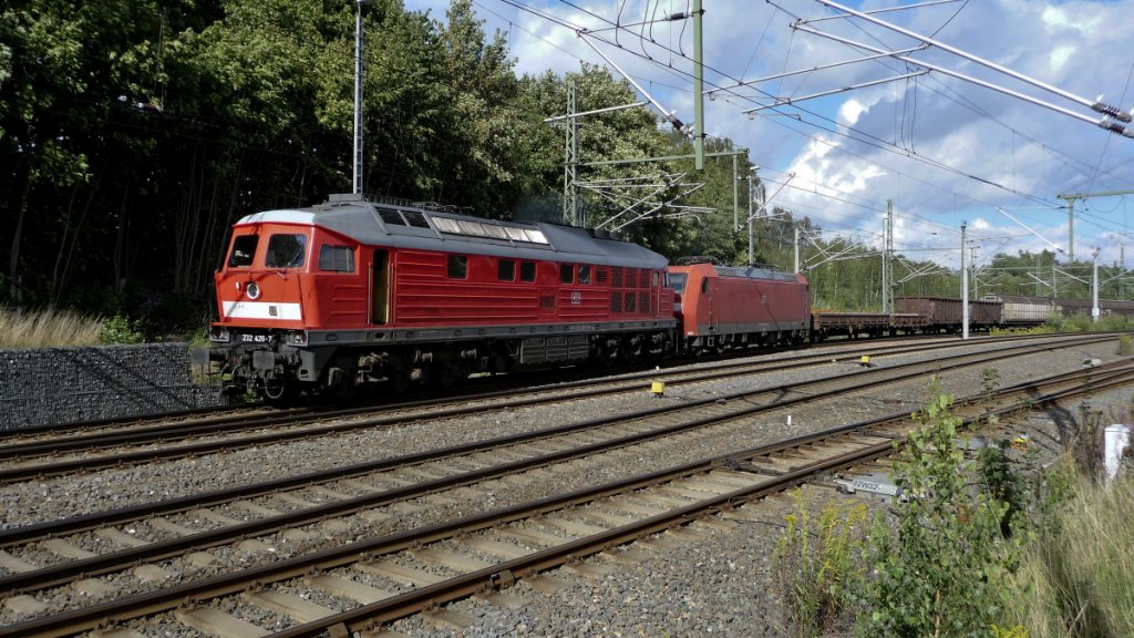 12.08.2011 Bf Reichbach/Vogtl. BR 232 schleppt BR 185 mit gemischtem Gterzug nach Westen.