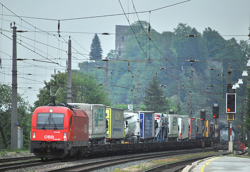 1216 005 mit RoLa von Wrgl kommend bei der Durchfahrt in Brixlegg.(20.5.2010)