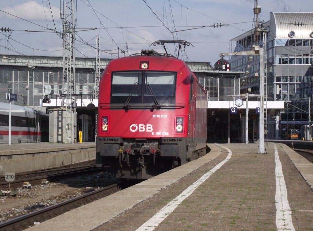 1216 012 bzw. E 190 012 von BB Italia verlsst am 10. August 2011 mit einem EuroCity nach Innsbruck Hbf den Mnchener Hbf.