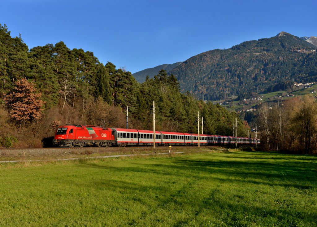 1216 012 mit EC 89 von Mnchen Hbf nach Verona Porta Nuova am 17.11.2012 unterwegs bei Terfens.